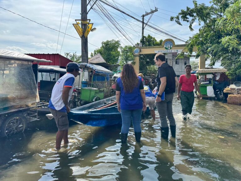 IOM and U.S. Embassy personnel meet with residents of Calumpit, Bulacan, who continue to face challenges due to protracted flooding in their area. (Photo courtesy of US Embassy)
