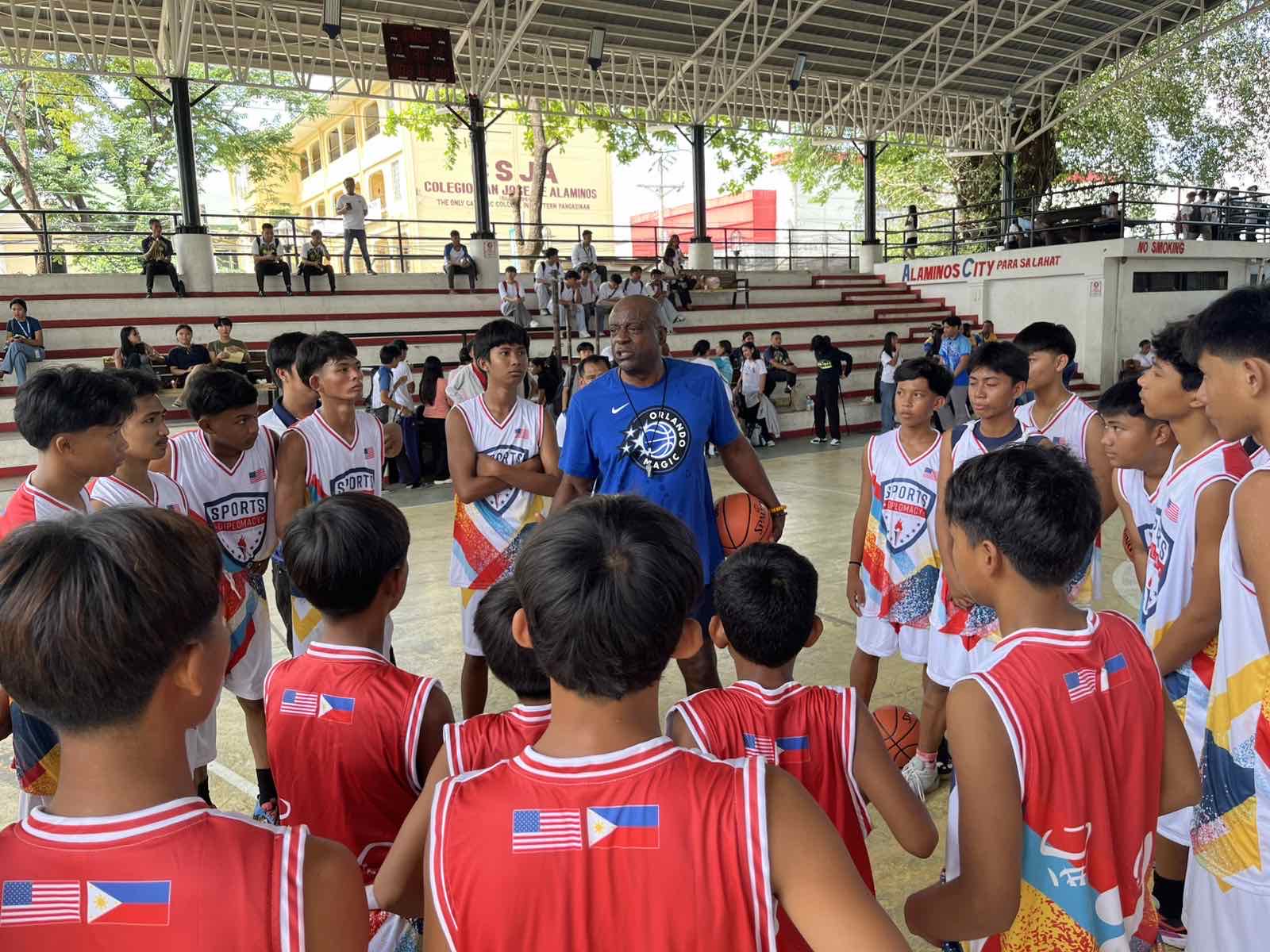 U.S. Sports Envoy Sam Vincent leads a youth basketball clinic in Alaminos City, Pangasinan, on September 30. (photo courtesy of Information Office, U.S. Embassy Manila)